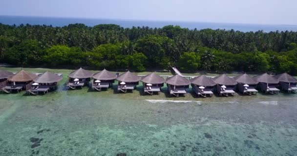 Μπανγκαλόου Στην Ακτή Του Πράσινου Νησιού Καλοκαιρινές Διακοπές Στις Μαλδίβες — Αρχείο Βίντεο