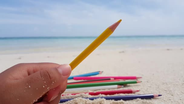 Personne Tenant Des Crayons Colorés Sur Plage Vacances Été Bali — Video