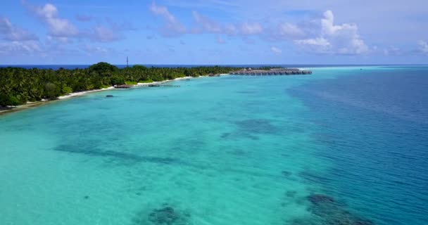 Güzel Turkuaz Deniz Dalgaları Kumlu Kayalık Plajlı Maldivler Adasının Muhteşem — Stok video