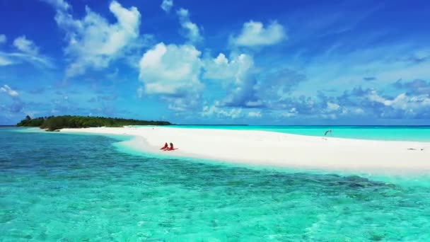 Путешествуйте Женщины Отдыхают Экзотическом Девственном Пляже Острове Бали — стоковое видео