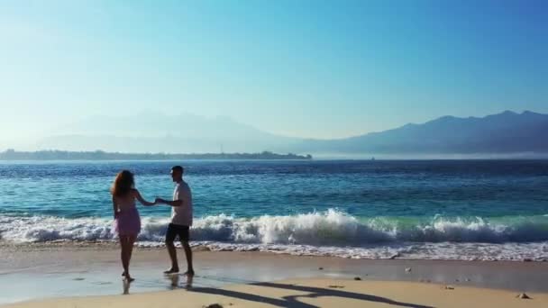 Sommerliches Freizeitkonzept Junges Paar Beim Spazierengehen Tropischen Sandstrand — Stockvideo