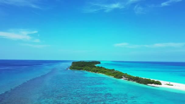 ターコイズブルーの海に浮かぶ長い緑の島 カリブ海のバハマの夏のシーン — ストック動画