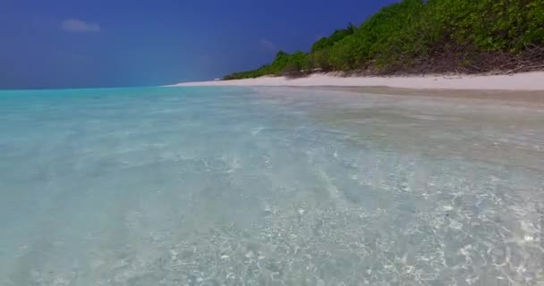 Zamknij Widok Płytkiej Czystej Wody Białej Piaszczystej Plaży Egzotyczny Charakter — Wideo stockowe