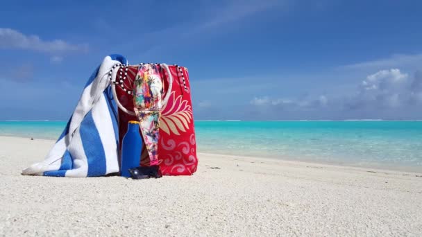 Strandtas Met Handdoek Waterfles Landschap Van Thailand Azië — Stockvideo