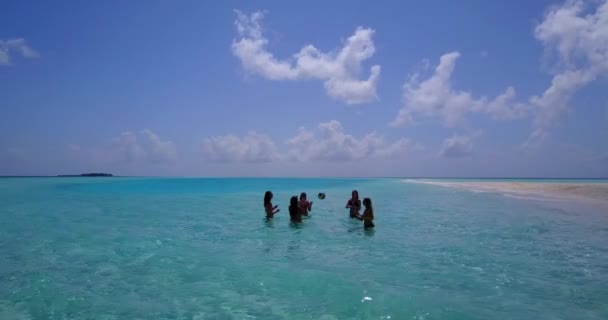 在海滩附近的绿松石清澈的水中 女孩们玩球的视频 — 图库视频影像