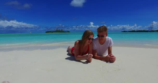 Feliz Pareja Romántica Playa Tropical — Vídeo de stock