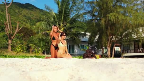 Dwie Młode Dziewczyny Siedzą Piaszczystym Wybrzeżu Morza Kąpią Się Wodzie — Wideo stockowe