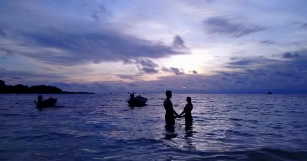 Genç Adam Kadın Gün Batımında Deniz Suyunda Dururlar Tropik Bir — Stok video