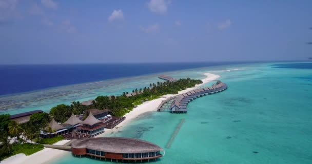 Gemütliche Bungalows Entlang Der Grünen Insel Aussichtsreiche Aussicht Auf Das — Stockvideo