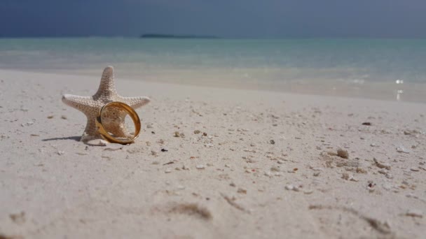 Anello Nuziale Dorato Sulla Spiaggia Viaggio Bali Indonesia — Video Stock