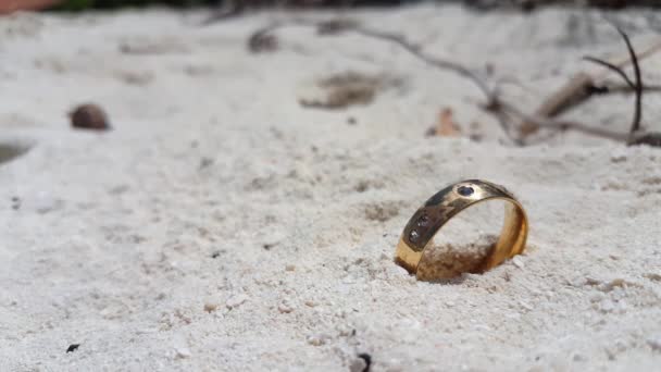 Anello Nuziale Dorato Con Diamanti Sulla Spiaggia Natura Tropicale Delle — Video Stock