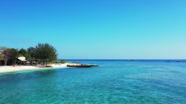 Niesamowity Widok Wyspę Malediwy Pięknym Turkusowym Falami Morskimi Piaszczysto Kamienista — Wideo stockowe