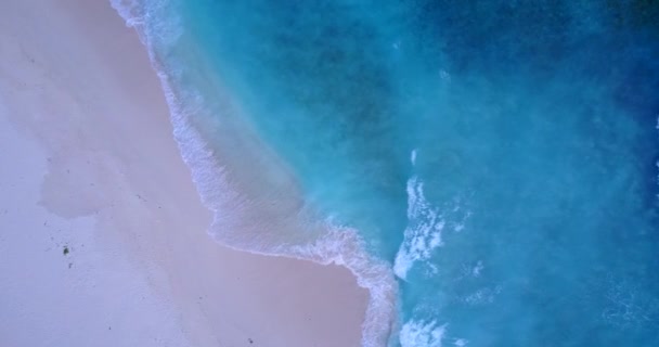 Ondas Azuis Brilhantes Mar Afiando Praia Branca Viajar Para Bali — Vídeo de Stock