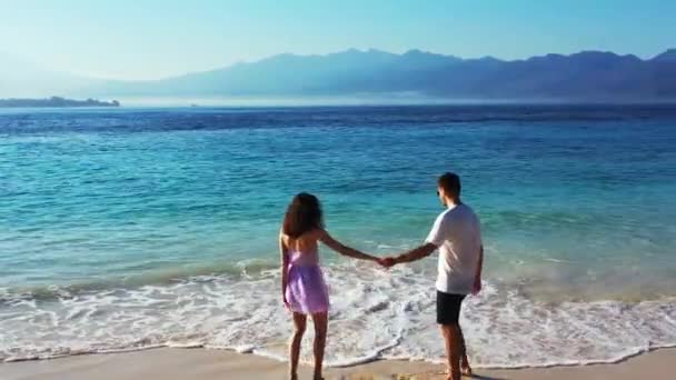 Mooi Jong Koppel Genieten Van Vakantie Ontspannen Prachtig Tropisch Strand — Stockvideo