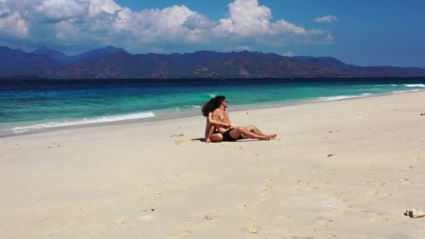 Vídeo Casal Uma Praia Areia Deitado Abraçando Uns Aos Outros — Vídeo de Stock