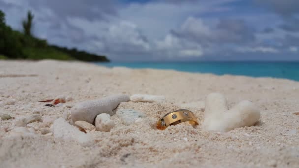 Filmaufnahmen Von Kleinem Goldring Weißen Sandstrand — Stockvideo