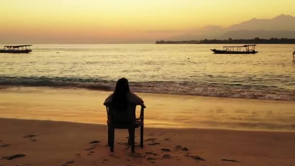 Dziewczyna Siedzi Krześle Piaszczystej Plaży Zachód Słońca — Wideo stockowe
