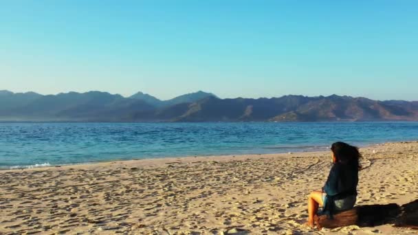 生活方式的女人在海滩旅行的概念 马耳他的夏季异国情调假期 — 图库视频影像
