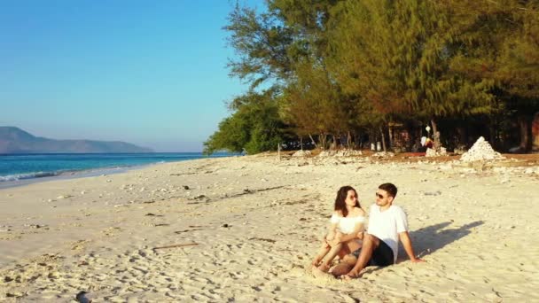 Strand Der Tropischen Insel Mit Romantischem Paar Das Sich Ausruht — Stockvideo