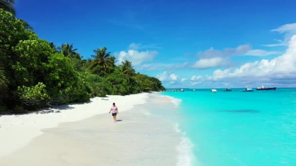 Hermosa Mujer Caminando Por Playa Vacaciones Verano Maldivas — Vídeo de stock