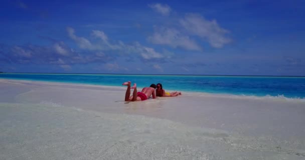 休暇ロマンチックな恋人 モルディブで一緒にリラックス白い砂浜の若い幸せなカップル — ストック動画