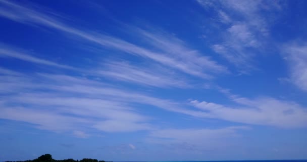 Mirando Desde Mar Cielo Azul Con Nubes Manchadas Vegetación Seychelles — Vídeo de stock