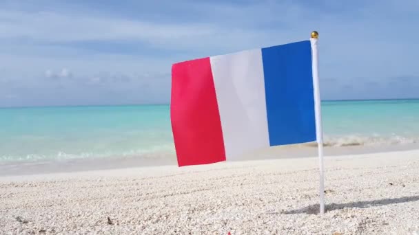 Французский Флаг Размахивая Райском Острове Летние Каникулы Концепции Мальдивы — стоковое видео