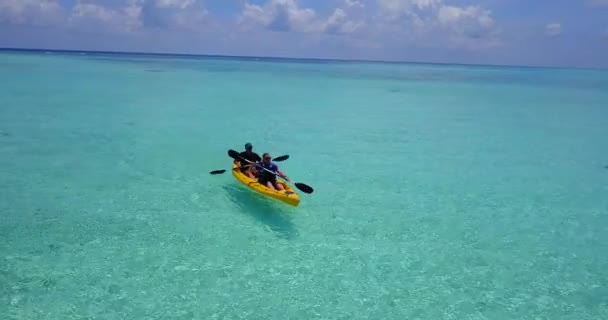 Aktywna Para Pływająca Kajaku Malediwach — Wideo stockowe