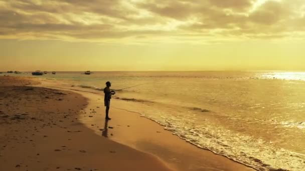 Vista Homem Pesca Costa Por Sol Dourado Ilha Maldivas — Vídeo de Stock