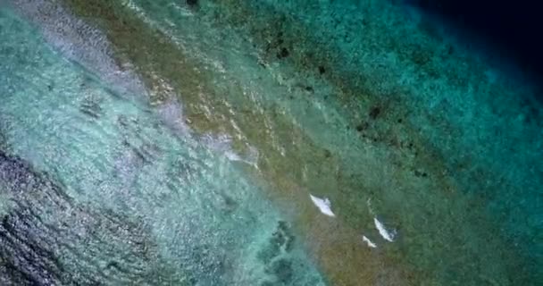 Vista Superior Exótica Ilha Tropical Com Mar Azul Claro Ondas — Vídeo de Stock