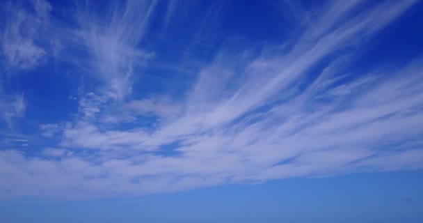 Levendige Blauwe Lucht Met Vlekkerige Witte Wolken Exotische Reis Naar — Stockvideo