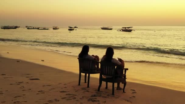 Дві Дівчини Сидять Піщаному Пляжі — стокове відео