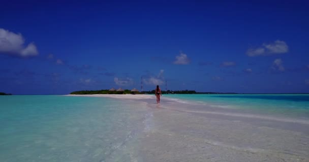 Video Den Solbrända Flickan Bikini Havet Lie Tänka Något — Stockvideo