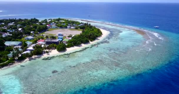 Létání Nad Ostrovem Malými Domky Mělkou Vodou Kolem Letní Výlet — Stock video