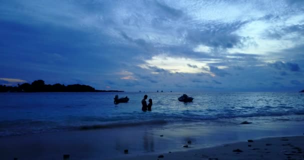 Fantastiskt Par Som Kopplar Den Tropiska Stranden Vid Solnedgången Thailand — Stockvideo