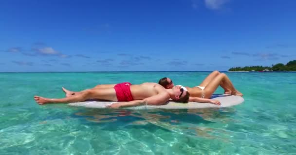 Jovem Casal Apaixonado Divertindo Descansando Belo Oceano Ilha Tropical Imagens — Vídeo de Stock