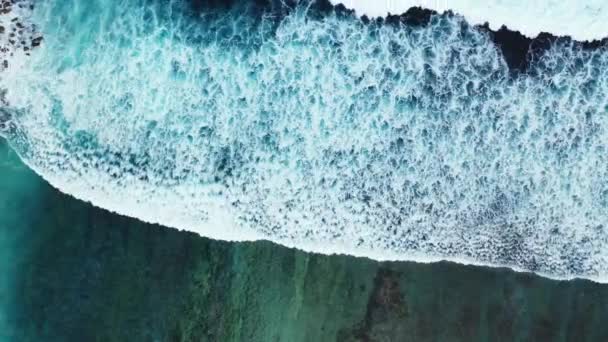 Horní Pohled Exotický Tropický Ostrov Průzračným Modrým Mořem Zpěněnými Vlnami — Stock video
