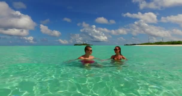 Feliz Pareja Guapa Disfrutando Relajándose Playa Tropical Cuba — Vídeo de stock