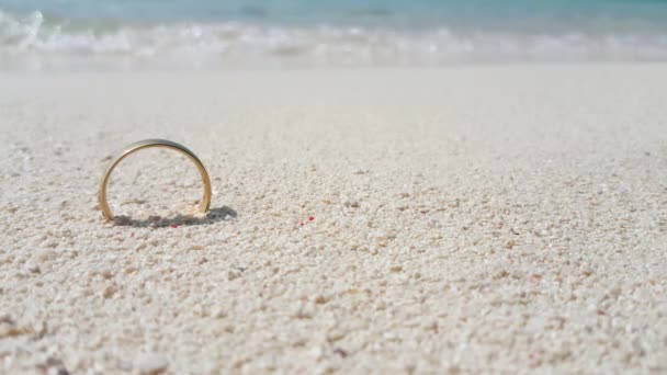 Gouden Trouwring Het Strand Prachtige Natuur Van Maleisië Azië — Stockvideo