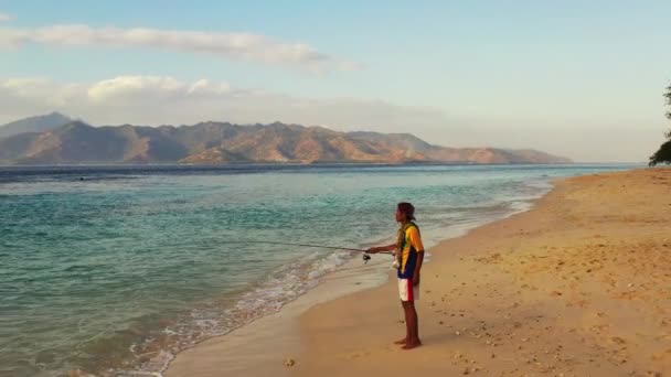 Vista Arial Belo Oceano Montanhas Com Jovem Pescador Ilha Boracay — Vídeo de Stock