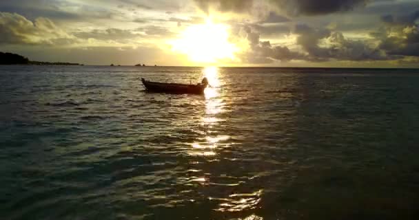 Båt Svänger Vågor Kvällshavet Seascape Scenisk Utsikt Bali — Stockvideo