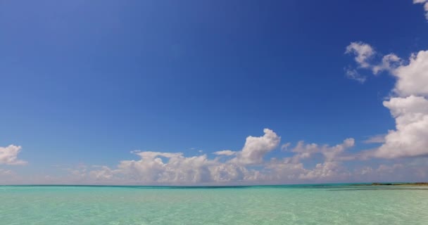 Vista Cercana Del Agua Mar Cristalina Mar Ondulado Humor Verano — Vídeos de Stock