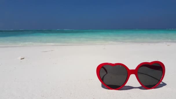 海滩上的时髦太阳镜 巴厘岛的海景景观 — 图库视频影像