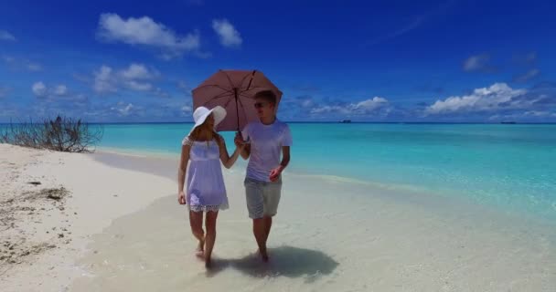Romantyczna Para Tropikalnej Plaży — Wideo stockowe