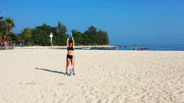 Brunetka Kobieta Czarnym Stroju Kąpielowym Robi Ćwiczenia Hantlami Plaży Materiał — Wideo stockowe