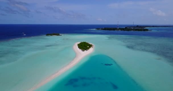 熱帯の島の透明ターコイズブルーの海岸線 インドネシアのエキゾチックな島への旅行 — ストック動画