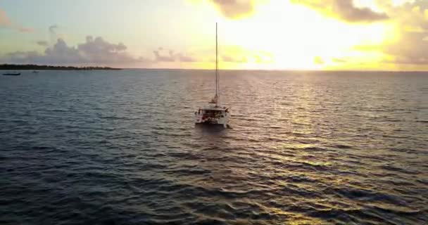 Kijkend Naar Zeilboot Met Zonsondergang Achtergrond Zomer Landschap Van Malediven — Stockvideo