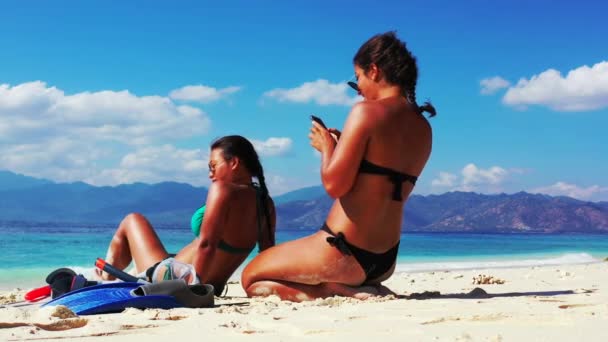 Hermosas Mujeres Jóvenes Tomando Sol Playa Tropical — Vídeos de Stock