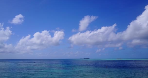 Zicht Kalme Blauwe Zee Met Bewolkte Lucht Achtergrond Zomer Landschap — Stockvideo