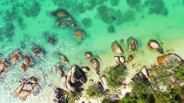 Riesige Felsen Klarem Grünem Wasser Sommerliche Landschaft Der Malediven — Stockvideo